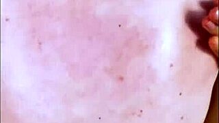 Маћега његове пријатељице је јецала све гласније док јој је он лизао клиторис осећајући како се увија од уживања испод њега