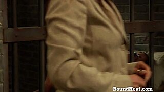 Escrava na prisão cheira calcinhas e se masturba sob dominação da mestra