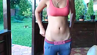 Ei novinha 18+, por que tirar a roupa ao ar livre mostrando esse camel toe?