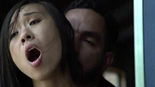 哟，抓到继女金米·金在棚子里撸管！😱