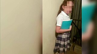 Esta estudiante mexicana caliente folla a su vecino por un regalo