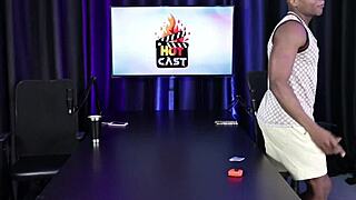 Güzel genç kız ince kırmızı iç çamaşırında Will Mastro ile poz veriyor