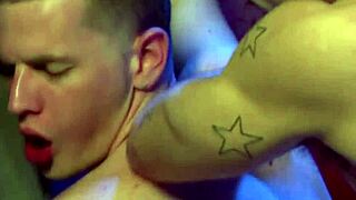 टीन ट्विंक को क्लोज-अप अस्स बांगिंग मिलती है रॉ एक्शन में