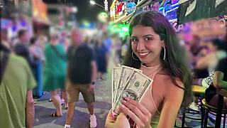 Felvettem egy prostit és dugtam minden lyukában nyilvánosan