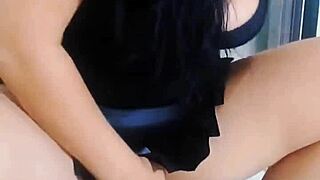 Momento emotivo cuando estudiante asiática muestra para el creep de internet