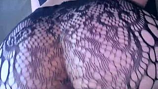 大屁股美女弯腰被大黑鸡巴在长椅上猛烈撞击，跨种族对决