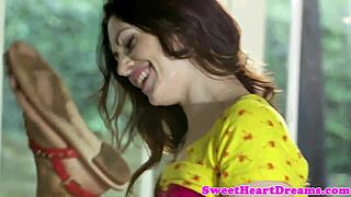 Ebony tjej slickar och saxar sin flickvän