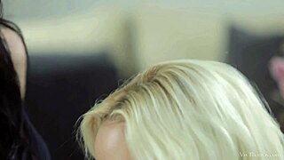 plavuša i brinetke s malim sisama u 69 i prstarenju