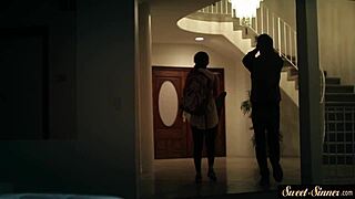 Razredna majhna najstnica žličkana od pastorka v tabu igri