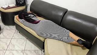 Gorąca pasierbica w ciasnej seksownej sukience uwodzi ojczyma nieodpartym dużym tyłkiem