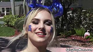 Sprudlende stedssøster elsker cheerleading, og jeg elsker å fucke hennes fitte i uniform