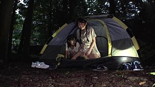 哇，年轻18+日本少女18+与老家伙野营硬干！