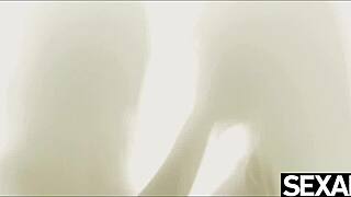 Sexiga blondiner mosar stora tuttar medan de fingerknullar hårt