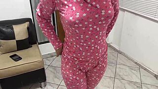 Mijn geile stiefdochter twerkt met haar dikke reet die stuitert. Ik trek me af bij haar wilde show.