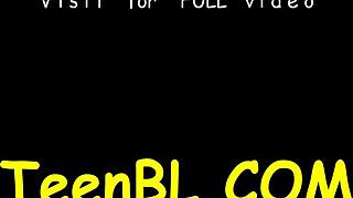 Ε, θέλεις να δεις αυτή την καταπληκτική μελαχρινή τελειότητα που της γλείφουν την τριχωτή πούτσα κοντά;