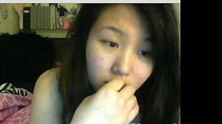 Søt asiatisk tenåring twerker på webcam for fans i liveshow