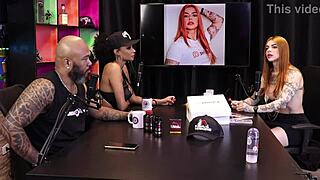 Ela quer muito ser uma suicidegirl e vencedora da semana do tatu, essa ruiva fogosa de vermelho transparente