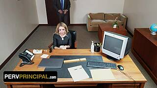 מנהל פרוורט קורע בגדים מאמא חורגת בוסטית ויויאן דה סילבה לפאנדינג קשה על השולחן