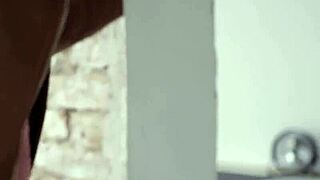 难以置信！性感少女18+ Elilith Noir脱衣秀完美苗条身材给Playboy！