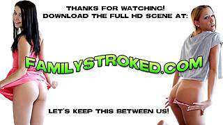 Majhna Plavolaska Najstnica Megan Sage Raztrga Oblačila v Stripteasu