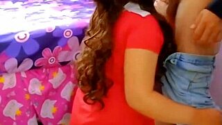 メキシコの学生が家庭ビデオで教授とセックス - 隠しカメラで生徒たちがチンポと精液を求めて超エロい