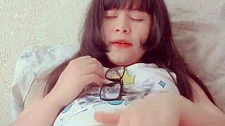 Ung 18+ Hana Lily driller sin stramme petite 18+ fisse med ivrige fingre