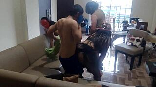 POV orgie doma s starými perverzními chlapy šukajícími nadrženou nevlastní mámu a bujnou nevlastní dceru v opravdové amatérské akci