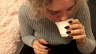 Русата мадама усеща интензивна радост докато смуче кур