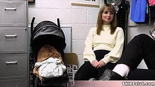 สาวบลอนด์น่ารักโดนจับขโมยในเซ็กซ์ช็อป อยากได้ดิลโดใหญ่