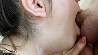 凌乱的深喉动作以巨大射精爆发结束