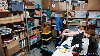 Nampak remaja Russia pencuri kedai ditangkap dan dikongkek pengawal di bilik belakang?