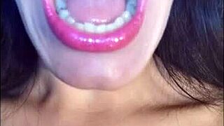 Sexy kurvička dráždi špinavým hovorením pre fanúšikov ústneho fetišu ústny fetiš