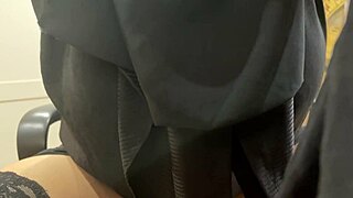 स्टॉकिंग्स में टीन इंटेंस थ्रॉबिंग ऑर्गेज्म तक पहुंचती है