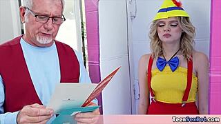 očka je dobil seks robo v vegas restavraciji in je nestrpen da jebe to tesno najstniško robo pičko