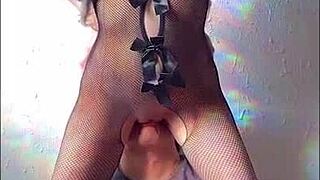 ik keek toe hoe mijn magere aziatische vriendin in mijn mond spoot tijdens femdom dominantie