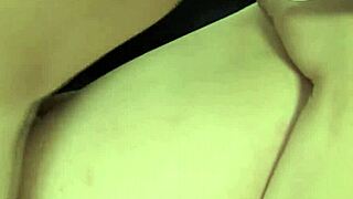 Танка британска тинејџерка 18+ са малим сисама и гузом током јебања