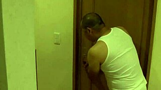 Samo običajna zgodba o japonski najstnici 18+ z ogromnimi joškami, trenirani od očima dneve. Žena odšla, on neizprosen!