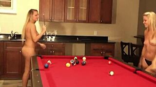 Søt lesbisk jente viser naturlige pupper mens hun spiller biljard 😍