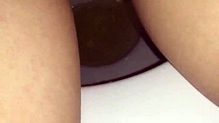 Wow, se slank brunette pisse i truse gjennom ville dusjscener!