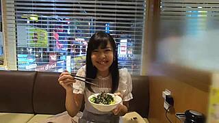 Yukina 18 ekstra para için ıslak külot ve oyuncak oyunu çeker, ham seks sunar ve dölü sever