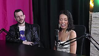 Milujem cmúľať prst, kým dupem jej piču a trúm steak na jej nahé telo v Himeros Mansion.