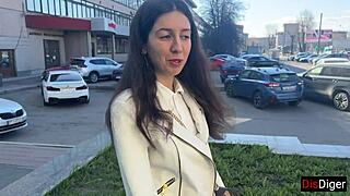 Am cunoscut o tânără bronzată 18+ la sală și am futut-o la prima întâlnire