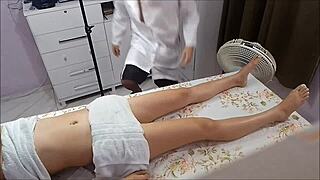 עיסוי הופך פרוע לנערה צעירה נרגשת