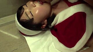 日本圣诞少女带来激烈喷水行动