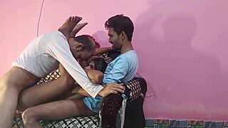 स्टेपसिस्टर स्लट टाइट चूत में थ्रीसम में दूध के लिए भीख मांगती है