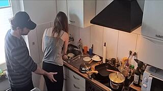 Naj se zgodi... presenečenje jebanje moje pastorke, medtem ko vsi spijo