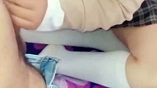 Övertalar skol-tjej till utomhus hardcore creampie