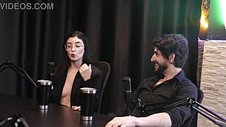 Exhibicionista Angel Sheer de 18+ en lencería transparente con coño comido horas en BDSM.