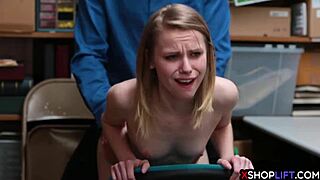 Russisk slank ung 18+ tatt for tyveri av sikkerhet, klær revet i hardcore backstage krangel