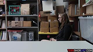 Pencuri remaja 18+ nerdy ketahuan dan ditiduri keras oleh security